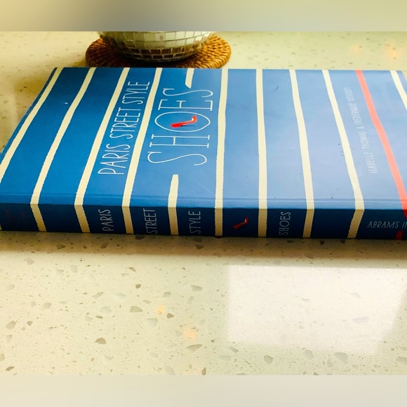 Paris Street Style Shoes Book by Isabelle Thomas & Frederique Veysset - Picture 7 of 7